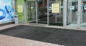 Грязезащитные резиновые коврики для торгового центра