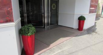 Эксклюзивные грязезащитные решетки красного цвета на вход в здание