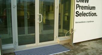 Грязезащитные решетки для чистки обуви при входе в здание