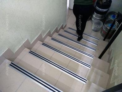Лестничные ступени с установленными накладками
